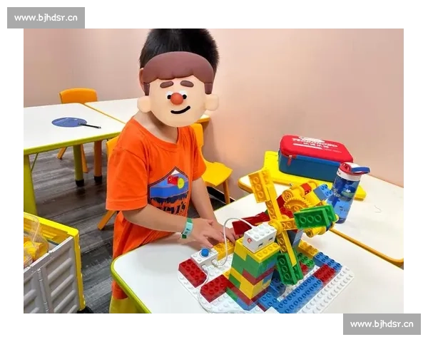 极限搭积木比赛现场，高手用创意挑战速度与稳定